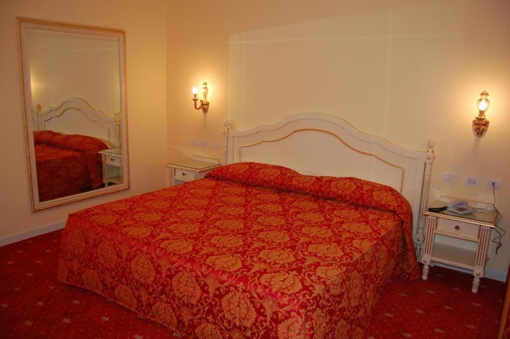 Hotel Motel Gold Calcinate Eksteriør billede