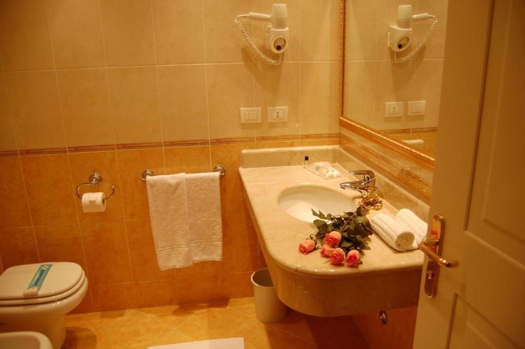 Hotel Motel Gold Calcinate Eksteriør billede