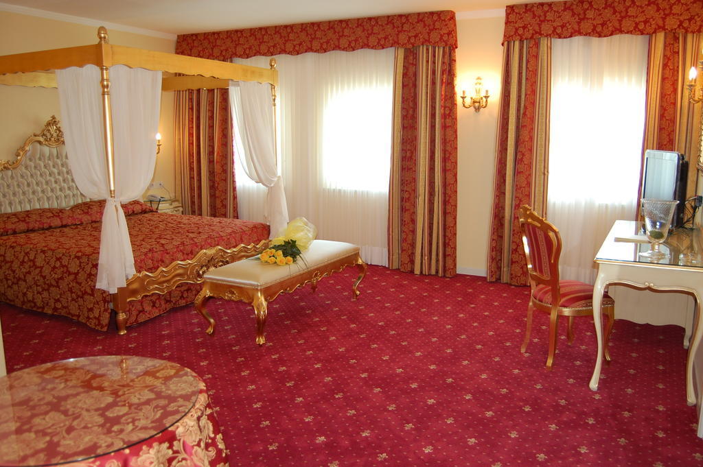 Hotel Motel Gold Calcinate Værelse billede