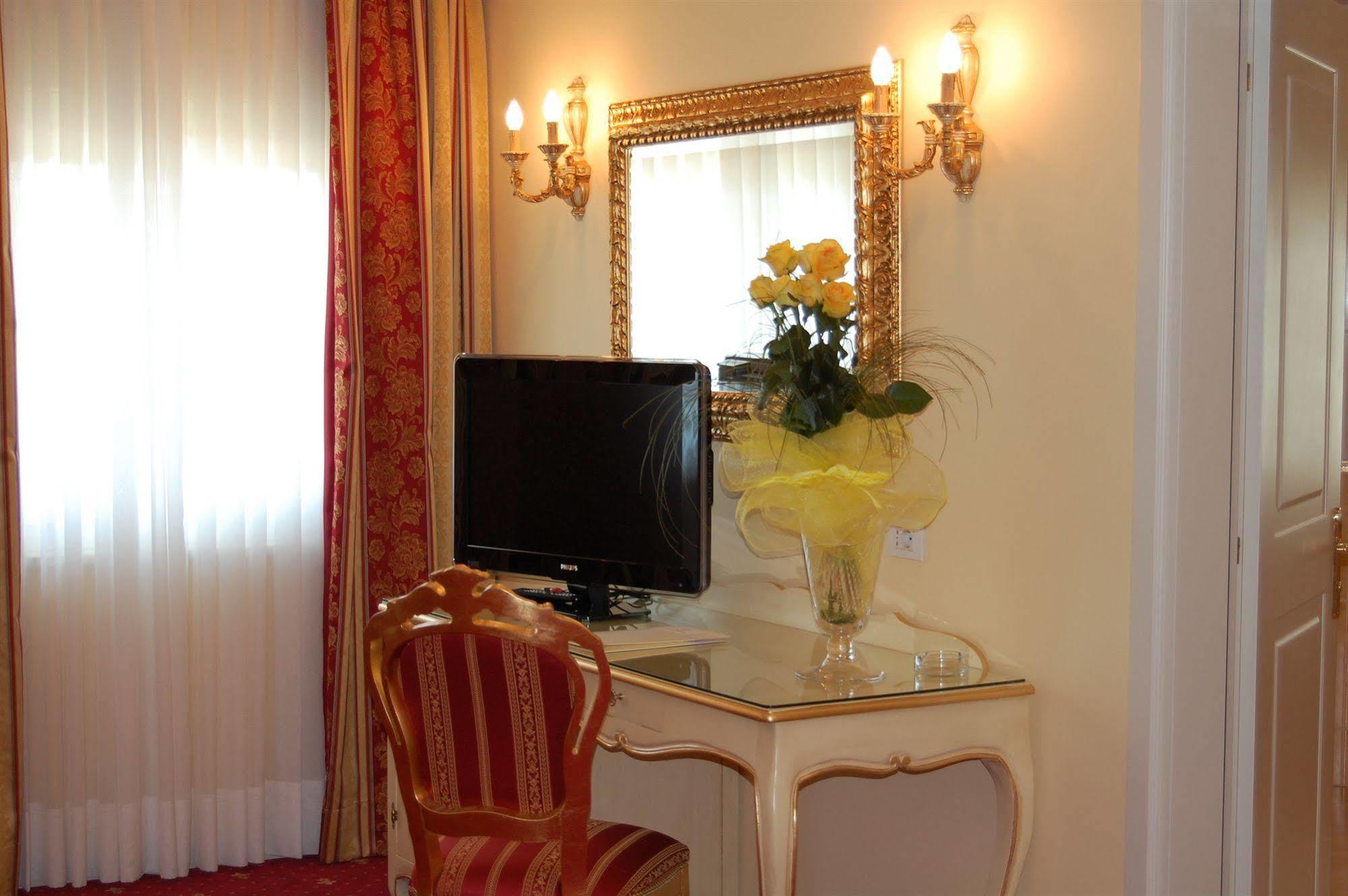 Hotel Motel Gold Calcinate Eksteriør billede