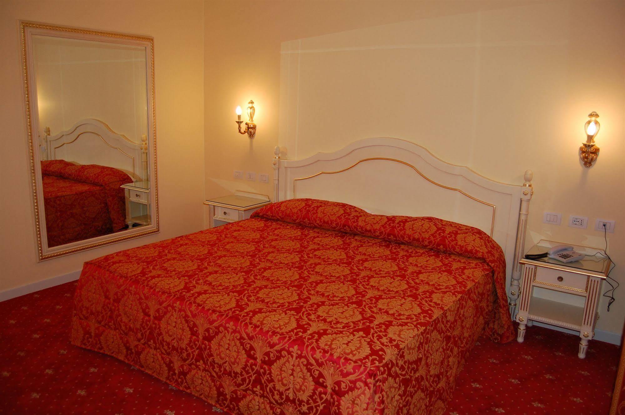Hotel Motel Gold Calcinate Eksteriør billede