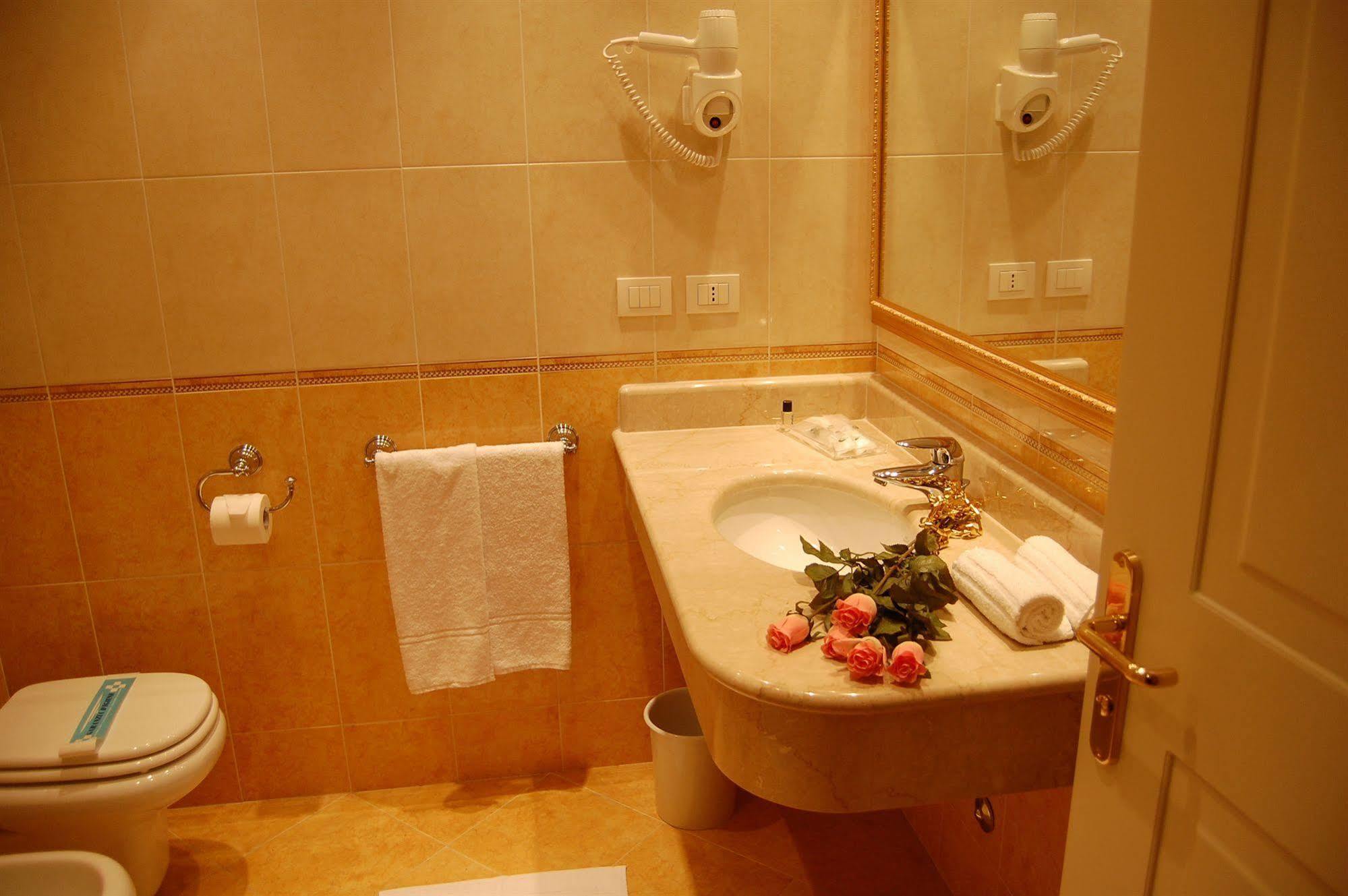 Hotel Motel Gold Calcinate Eksteriør billede